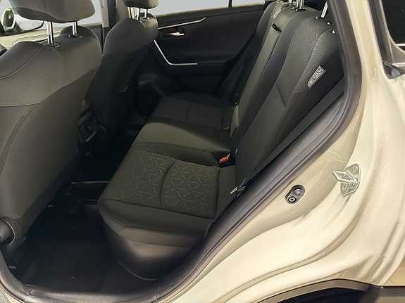 Toyota RAV4 7 of 13