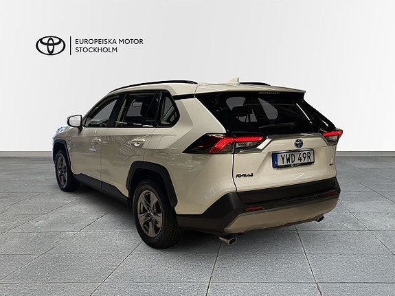 Toyota RAV4 2 of 13