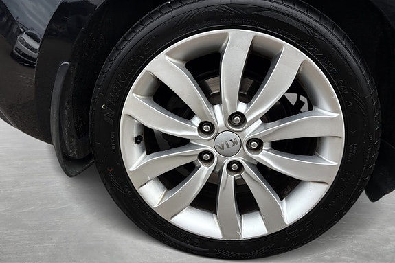 Kia Carens 9 of 30