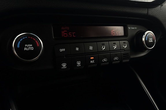 Kia Carens 26 of 30