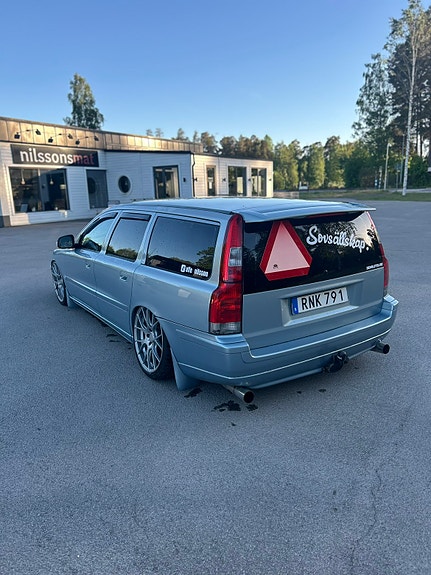 Volvo V70 2 of 10