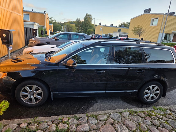 Volvo V70 2 of 8