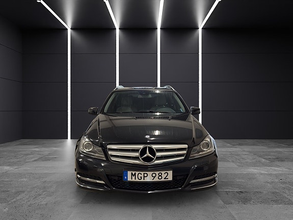Mercedes-Benz C200 2 of 30
