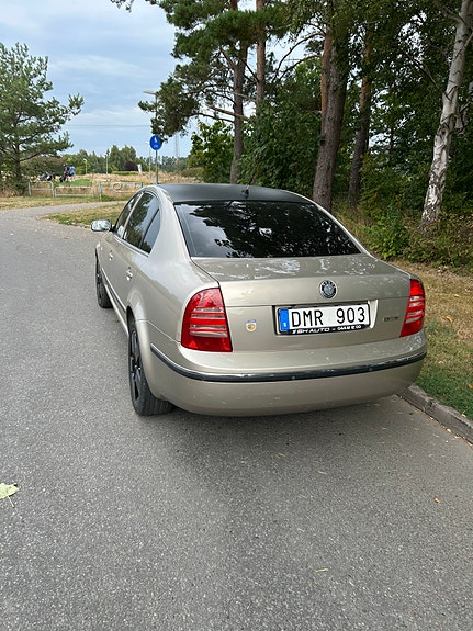 Skoda Superb 2 of 5