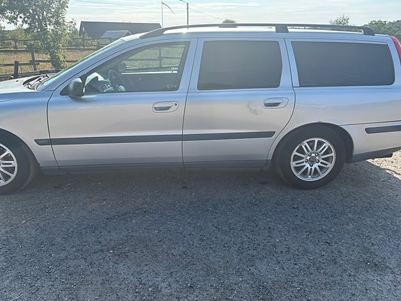 Volvo V70 2 of 9