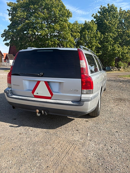 Volvo V70 3 of 9