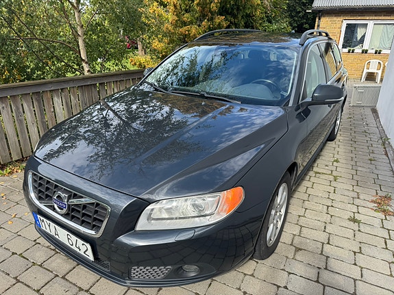 Volvo V70 2 of 6