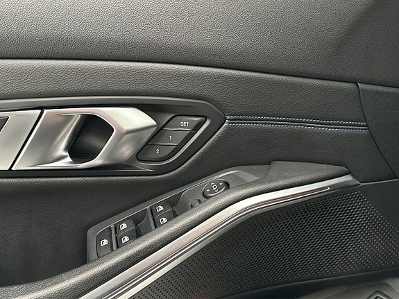 BMW 330i 11 of 30