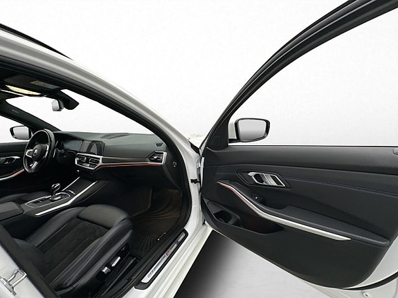 BMW 330i 16 of 30