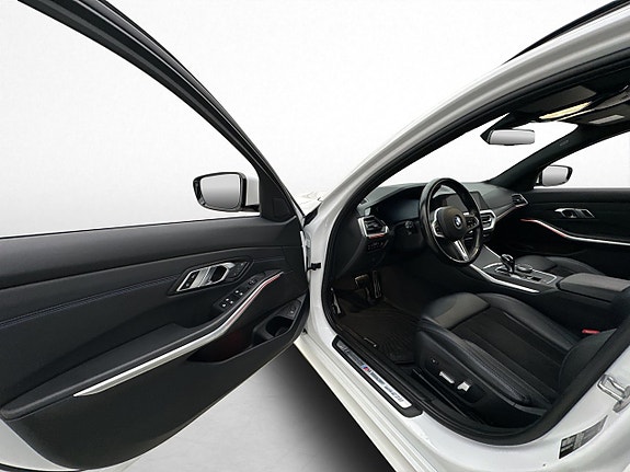 BMW 330i 12 of 30