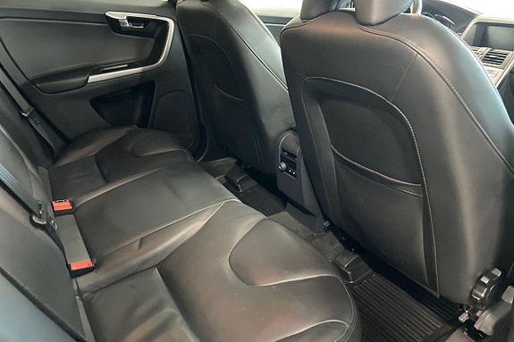 Volvo XC60 11 of 30