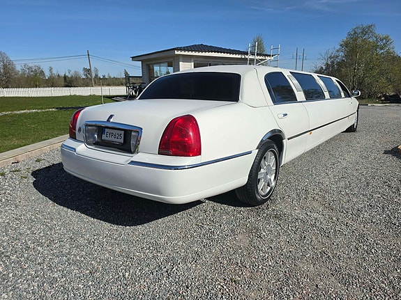 Lincoln Town Car 4 of 7