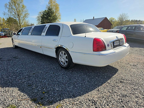 Lincoln Town Car 5 of 7