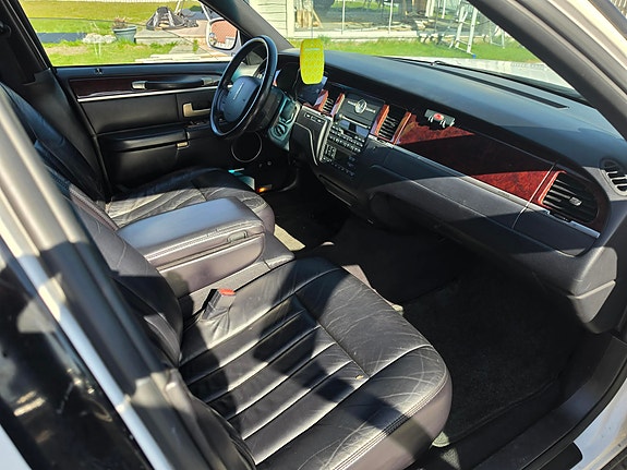 Lincoln Town Car 7 of 7