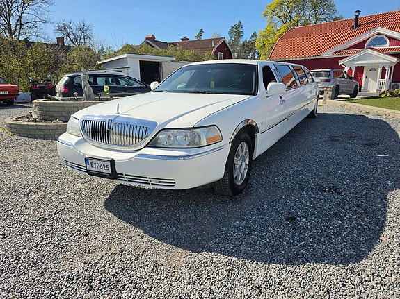 Lincoln Town Car 3 of 7