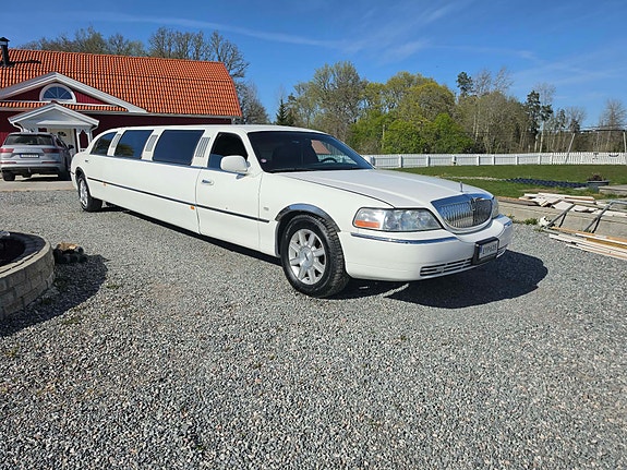 Lincoln Town Car 2 of 7