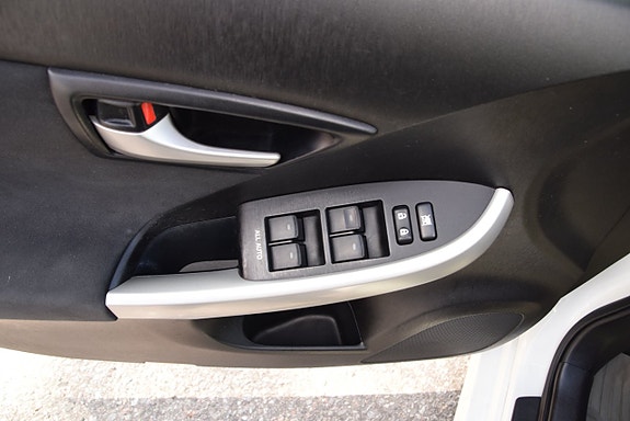 Toyota Prius Plug-in Hybrid 18 of 22