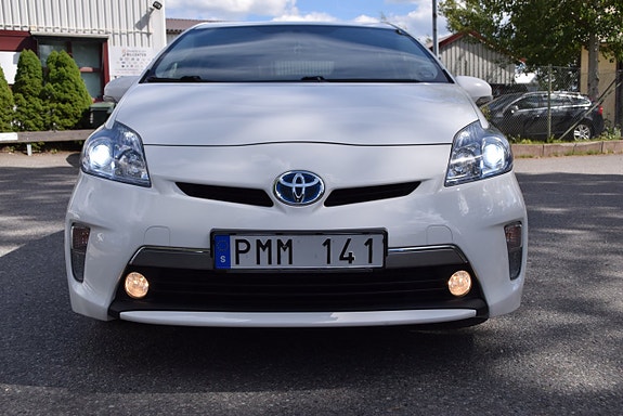 Toyota Prius Plug-in Hybrid 2 of 22