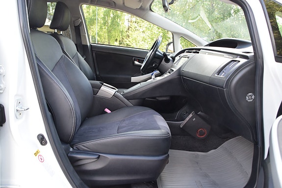 Toyota Prius Plug-in Hybrid 9 of 22