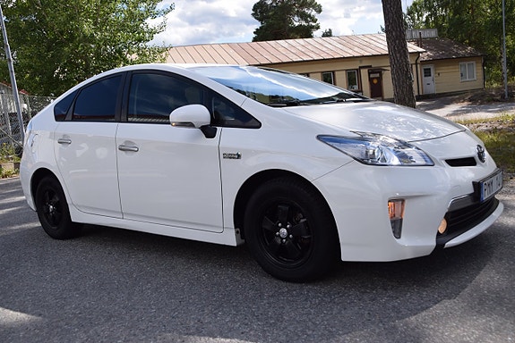 Toyota Prius Plug-in Hybrid 3 of 22