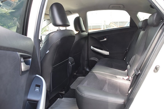 Toyota Prius Plug-in Hybrid 10 of 22