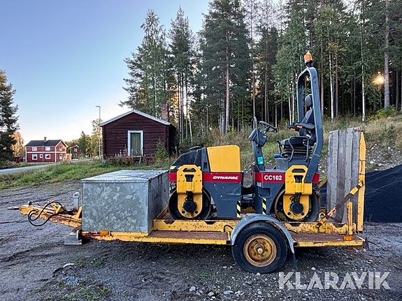 Vält Dynapac CC102 med maskinsläp. 2 of 6