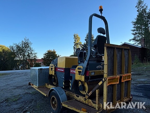 Vält Dynapac CC102 med maskinsläp. 3 of 6