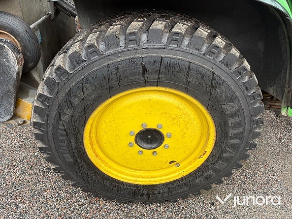 Traktor John Deere 4520 med vikplog och sandspridare 14 of 30