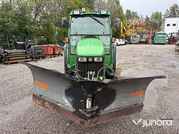 Traktor John Deere 4520 med vikplog och sandspridare 8 of 30