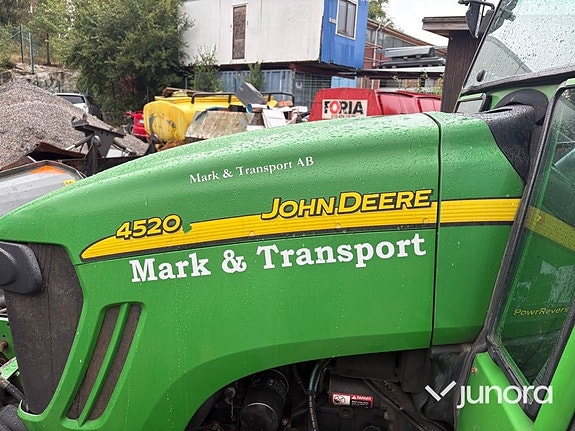 Traktor John Deere 4520 med vikplog och sandspridare 26 of 30