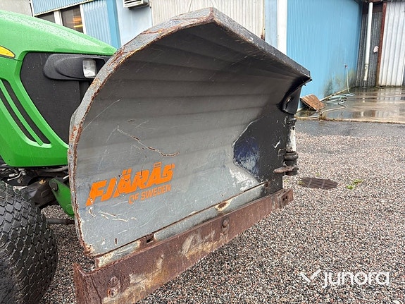Traktor John Deere 4520 med vikplog och sandspridare 18 of 30
