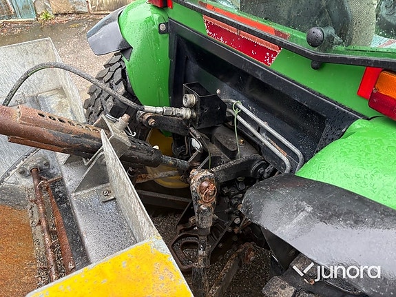 Traktor John Deere 4520 med vikplog och sandspridare 20 of 30