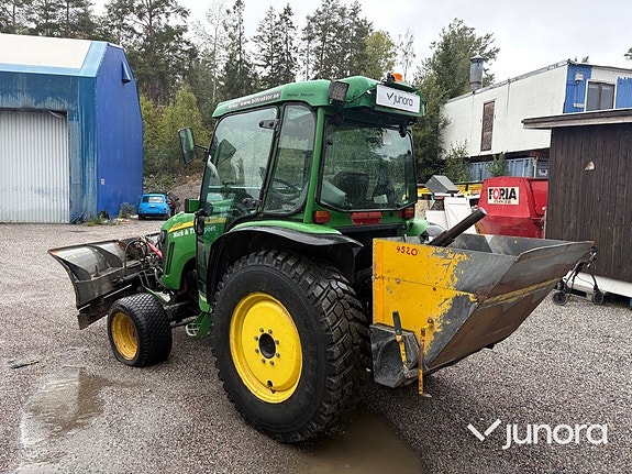 Traktor John Deere 4520 med vikplog och sandspridare 3 of 30