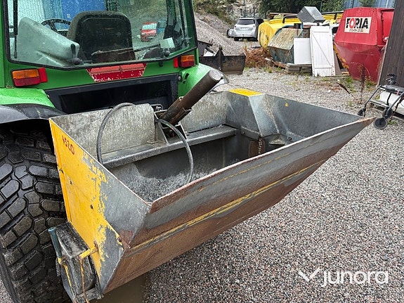 Traktor John Deere 4520 med vikplog och sandspridare 12 of 30