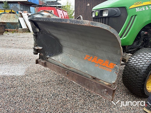 Traktor John Deere 4520 med vikplog och sandspridare 17 of 30