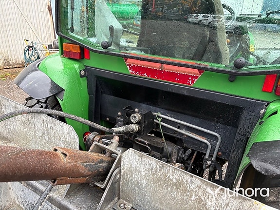 Traktor John Deere 4520 med vikplog och sandspridare 21 of 30