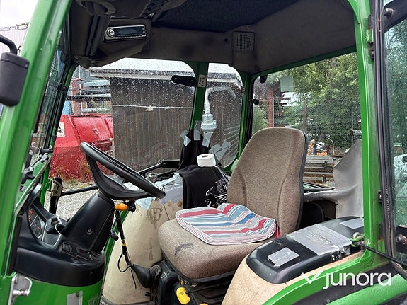 Traktor John Deere 4520 med vikplog och sandspridare 30 of 30