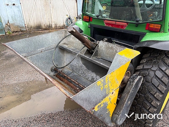 Traktor John Deere 4520 med vikplog och sandspridare 13 of 30