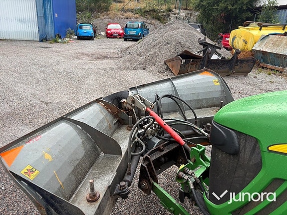 Traktor John Deere 4520 med vikplog och sandspridare 27 of 30