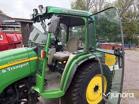 Traktor John Deere 4520 med vikplog och sandspridare 29 of 30