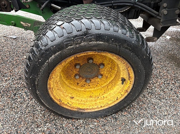 Traktor John Deere 4520 med vikplog och sandspridare 9 of 30