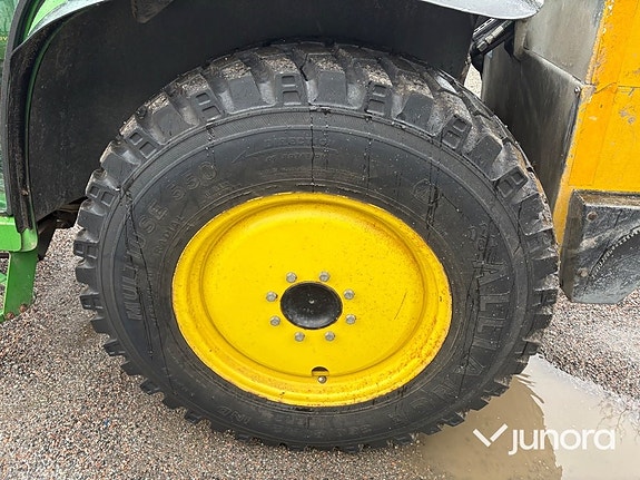 Traktor John Deere 4520 med vikplog och sandspridare 11 of 30