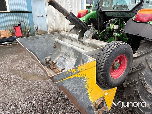 Traktor John Deere 5620 med vikplog och sandspridare 22 of 30