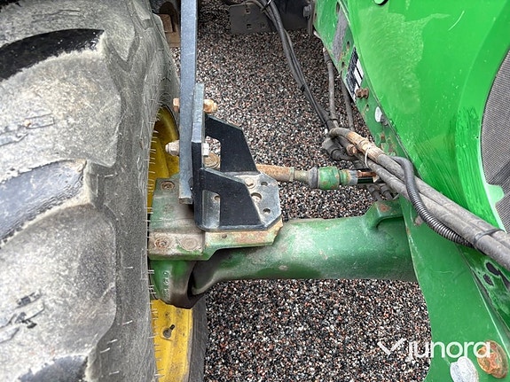 Traktor John Deere 5620 med vikplog och sandspridare 18 of 30