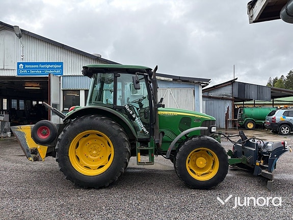 Traktor John Deere 5620 med vikplog och sandspridare 6 of 30