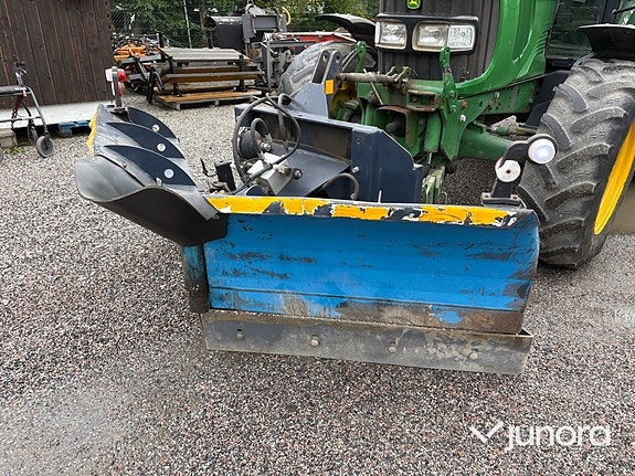Traktor John Deere 5620 med vikplog och sandspridare 14 of 30