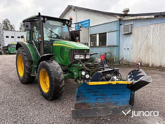 Traktor John Deere 5620 med vikplog och sandspridare 7 of 30