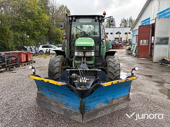 Traktor John Deere 5620 med vikplog och sandspridare 8 of 30