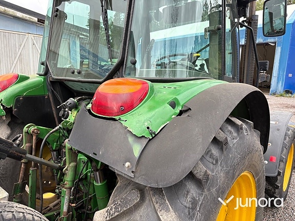 Traktor John Deere 5620 med vikplog och sandspridare 21 of 30