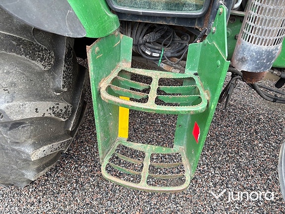 Traktor John Deere 5620 med vikplog och sandspridare 19 of 30